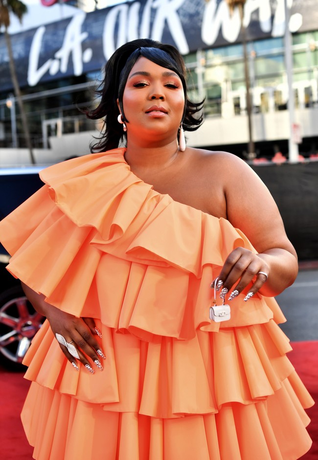 Di jajaran aksesori, Lizzo yang bernama asli Melissa Viviane Jefferson itu membuat sebuah statement. Ia tampak menenteng tas putih Valentino yang sangat mungil. Saking mininya mirip tas milik boneka Barbie. (Foto: Getty Images)