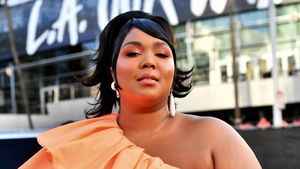 Pakai Tas Seukuran Barbie, Lizzo Curi Perhatian di American Music Awards