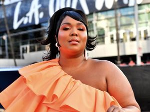 Pakai Tas Seukuran Barbie, Lizzo Curi Perhatian di American Music Awards