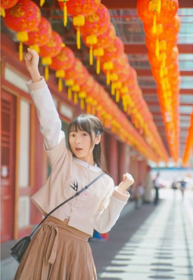 Kini sosok Xu Jiao sudah menjadi wanita dewasa. Usianya 22 tahun. Dia sempat menempuh pendidikan di negara bagian Illinois, Amerika Serikat pada 2013. Foto: Dok. Weibo account of Our Street Style