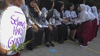 Siswa SD Negeri Joglo Solo mengikuti acara sungkem kepada guru untuk memperingati Hari Guru Nasional di halaman sekolah setempat, Solo, Jawa Tengah. ANTARA FOTO/Maulana Surya.