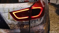 Lampu-lampu pun sudah diganti, lampu belakang dibuat dengan desain ala smoke lamp, lampu asli dicopot kemudian diganti dengan lampu LED yang menambah kece mobil.