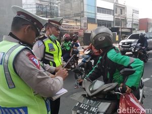 Prit! Pemotor Kena Tilang Masuk Jalur Sepeda di Fatmawati