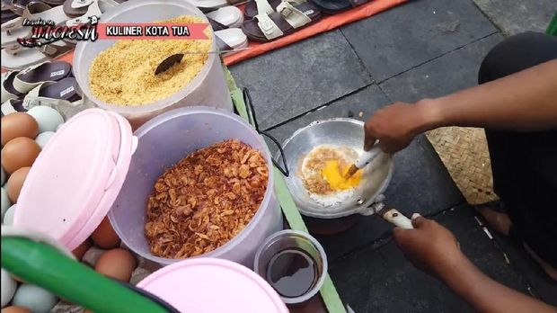 Jalan-jalan ke Kota Tua, YouTuber Korea Ini Cicip Kerak Telor dan Selendang Mayang!