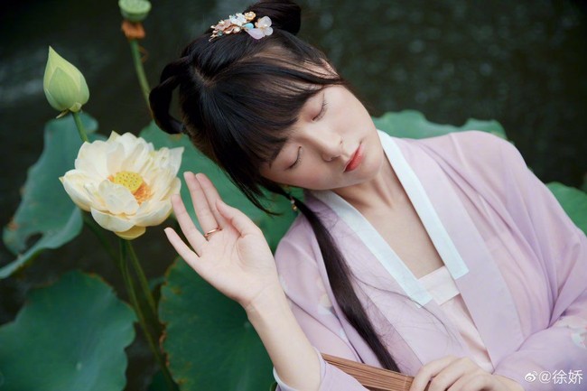 Sebelumnya pada 2013, Xu Jiao membintangi film Korea-China, Mr. Go. Dia memainkan peran sebagai seorang gadis sirkus yang harus melatih gorila untuk bermain baseball dalam film tersebut. Demi memaksimalkan perannya, Xu tinggal di Korea Selatan selama delapan bulan untuk belajar bahasa Korea. Foto: Dok. Weibo with new cosplay