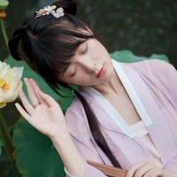 Sebelumnya pada 2013, Xu Jiao membintangi film Korea-China, Mr. Go. Dia memainkan peran sebagai seorang gadis sirkus yang harus melatih gorila untuk bermain baseball dalam film tersebut. Demi memaksimalkan perannya, Xu tinggal di Korea Selatan selama delapan bulan untuk belajar bahasa Korea. Foto: Dok. Weibo with new cosplay