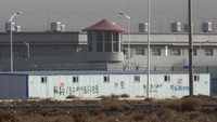Sebuah foto yang diambil pada tahun 2018 ini menampilkan menara penjaga dan pagar dengan kawat berduri yang terlihat di area sekitar kamp yang menampung sejumlah etnis Uighur di kawasan Xinjiang, China. Baru-baru ini, sejumlah dokumen resmi terkait penanganan pemerintah China terhadap etnis Uighur bocor ke Konsorsium Jurnalis Investigatif Internasional (ICIJ), yang bekerja sama dengan 17 mitra media, termasuk BBC Panorama dan surat kabar The Guardian di Inggris. AP Photo.