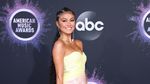 Gaya Agnez Mo di Red Carpet AMAs 2019