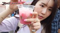 Jalan-jalan ke Kota Tua, YouTuber Korea Ini Cicip Kerak Telor dan Selendang Mayang!