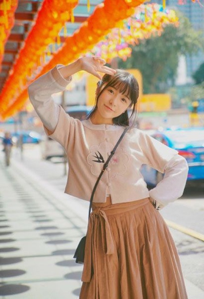 Dan kini Xu Jiao tercatat sebagai mahasiswi film di Art Centre College of Design di California. Dan Xu mengambil tawaran membintangi film di sela-sela libur kuliahnya. Foto: Dok. Weibo account of Our Street Style