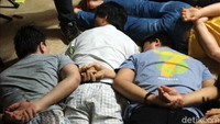Puluhan WN China dikumpulkan di lantai satu rumah. Mereka kemudian diminta untuk tengkurap dengan kedua tangan di belakang.