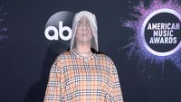 Penampilan Billie dengan piyama dan aksesori kepala itu menjadi perhatian netizen. Rich Fury/Getty Images
