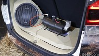 Ke bagian audio, Alfayed menambahkan power Davinci dengan subwoofer DN Audio dan head unit JVC.