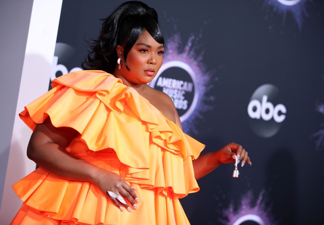 Lizzo yang mendapat tiga nominasi di AMAs 2019 itu juga memaksimalkan gayanya dengan kuku penuh bling-bling dan perhiasan keluaran Lorraine Schwartz. (Foto: Getty Images)
