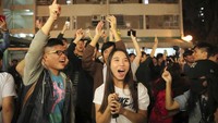 Para pendukung partai pro-demokrasi Hong Kong merayakan kemenangan partai yang mereka usung dalam pemilihan umum lokal yang digelar pada Minggu (24/11) lalu. Kin Cheung/AP Photo.