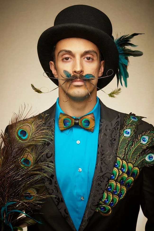 Ketika burung merak menginspirasi gaya kumis kontestan ini. (Foto: Greg Anderson via BoredPanda)