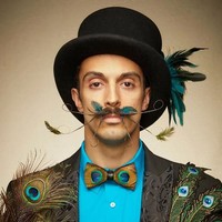 Ketika burung merak menginspirasi gaya kumis kontestan ini. (Foto: Greg Anderson via BoredPanda)