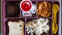 Tampilan menu makanan di salah satu penjara di Pennsylvania ini lebih berwarna. Ada potongan daging patty, roti, kacang, salad, hingga selai. Foto: Sean Simmers/AP