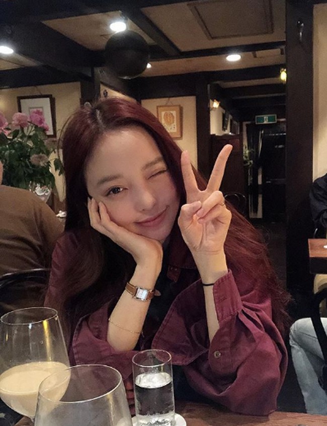 Goo HaraMendiang Goo Hara juga sempat terlibat kabar kencan dengan G-Dragon. Sulli, Goo Hara, dan G-Dragon diketahui merupakan teman yang kerap hangout bersama. Dengan Goo Hara, pelantun Crooked ini digosipkan setelah datang ke pameran fashion brand GD di Prancis.  Foto: Instagram @Koohara__