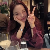Goo HaraMendiang Goo Hara juga sempat terlibat kabar kencan dengan G-Dragon. Sulli, Goo Hara, dan G-Dragon diketahui merupakan teman yang kerap hangout bersama. Dengan Goo Hara, pelantun Crooked ini digosipkan setelah datang ke pameran fashion brand GD di Prancis.  Foto: Instagram @Koohara__