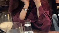 Goo Hara ditemukan meninggal di rumahnya, tetapi penyebab kematian masih belum diketahui. Ini adalah kenangan Goo Hara saat ngopi di sebuah kafe. Posenya manis dengan jari membentuk lambang peace. Foto: Instagram @Koohara__