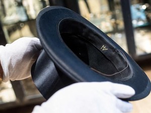 Topi Silinder Milik Hitler Dilelang Seharga Rp 775 Juta