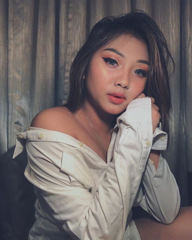 Namun, pada pagi hari 10 November, Sharonia mengklaim ia dan teman-temannya dituduh oleh staf di hotel mewah karena mengadakan pesta narkoba. Insiden bermula ketika Sharonia meminta bantuan staf hotel mengenai pintu kaca yang rusak di toilet, namun salah satu staf hotel ini salah mengira beberapa bubuk putih dalam sachet yang berada di kamarnya. Foto: Instagram @sharoniaparuntu