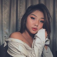 Namun, pada pagi hari 10 November, Sharonia mengklaim ia dan teman-temannya dituduh oleh staf di hotel mewah karena mengadakan pesta narkoba. Insiden bermula ketika Sharonia meminta bantuan staf hotel mengenai pintu kaca yang rusak di toilet, namun salah satu staf hotel ini salah mengira beberapa bubuk putih dalam sachet yang berada di kamarnya. Foto: Instagram @sharoniaparuntu