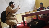 Mohamat Hikmat (26) merupakan seorang guru yang mengajar di Sekolah Luar Biasa (SLB) yang berada di Kabupaten Batang, Jawa Tengah. Meskipun menyandang tuna daksa, Mohamat Hikmat mengabdi sebagai guru CPNS di sekolah itu selama setahun terakhir dengan menggunakan papan luncur atau skateboard untuk memudahkan proses mengajar.