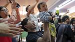Sorak Sorai Warga Hong Kong Rayakan Kemenangan Partai Pro-Demokrasi