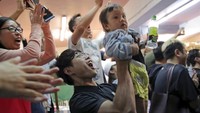 Koran South China Morning Post telah melaporkan 241 hasil pemilihan pada Senin dini hari, dimana kandidat-kandidat pro demokrasi menang di 201 distrik, sementara kandidat pro-Beijing di 28 distrik dan kandidat independen di 12 distrik. Kin Cheung/AP Photo.