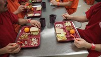  Ada roti sandwich, potongan daging, bawang bombay, dan buah jeruk yang jadi menu sehari-hari para narapidana di Adelanto Detention Facility di California. Foto: John Moore/Getty Images
