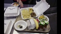  Di Cuba, tepatnya di penjara Guantanamo Bay Naval Base, para narapidana akan menyantap hidangan roti, pisang, jus, pasta, dan beberapa buah-buahan. Foto: Joe Skipper/Reuters