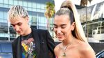 Bikin Heboh! Ini Momen Dua Lipa Cium Anwar Hadid di AMAs 2019