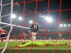 Blundermu Jadi Sejarah, Phil Jones...