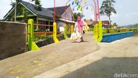 Setiap pagi atau sore, terutama di akhir pekan banyak wisatawan yang datang dan mengunjungi kampung warna-warni ini. (Dadang Hermansyah/detikcom)