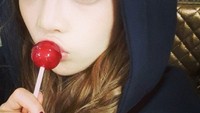 Ada yang tak kalah manis dari pose manis Goo Hara saat menikmati makanan. Yaitu saat dirinya memakan permen lollipop berwarna merah ini. Foto: Instagram @Koohara__