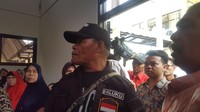 Jemaah pun berteriak karena kecewa dengan majelis hakik yang menunda sidang itu. Allahuakbar, Allahuakbar, Innalillahi Wa Innailaihi Rojiun, teriak jemaah.