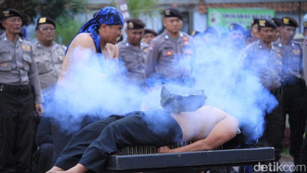 Serah Terima Jabatan Kapolres Bandung Disambut Atraksi Debus