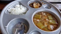 Mirip seperti nasi cadong di Indonesia, makanan penjara di Thailand pun biasanya berisi nasi putih, sayuran kuah, dan lauk pelengkap sederhana. Foto: mishvoinmotion
