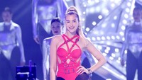 Dua Lipa pun menampilkan lagu barunya yakni Dont Start Now di panggung AMAs 2019. JC Olivera/Getty Images