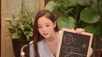Dengan balutan dress berwarna biru, Goo Hara tampak asyik dengan berbagai makanan yang ada di depannya. Saking senangnya dengan makanan yang dipesan wajah Goo Hara sampai memerah. Foto: Instagram @Koohara__