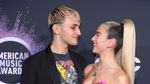 Bikin Heboh! Ini Momen Dua Lipa Cium Anwar Hadid di AMAs 2019