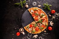 Bukan Sosis, Pizza Ini Pakai Topping Buah Kiwi