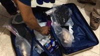 Polisi menyita barang bukti yang diamankan di dalam rumah berlantai dua tersebut.
