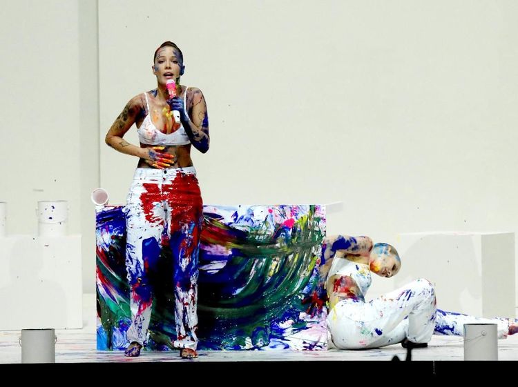 Halsey Bermandikan Cat di American Music Awards 2019