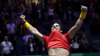 Rafael Nadal yang bermain di partai kedua mengalahkan Denis Shapovalov dua set langsung 6-3 dan 7-6 (9-7) di La Caja Magica, Madrid. AP Photo/Bernat Armangue.