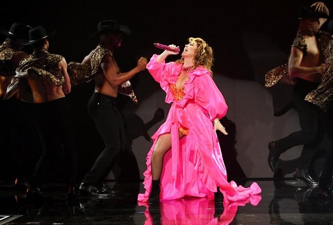 Untuk aksi panggungnya, Shania memilih body suit seksi yang dibungkus jubah pink megar penuh ruffle. Meski usianya sudah kepala lima, pemenang lima Grammy Awards tetap terlihat enerjik. (Foto: Getty Images)