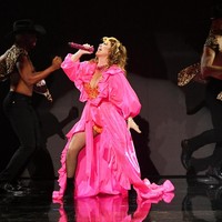 Untuk aksi panggungnya, Shania memilih body suit seksi yang dibungkus jubah pink megar penuh ruffle. Meski usianya sudah kepala lima, pemenang lima Grammy Awards tetap terlihat enerjik. (Foto: Getty Images)