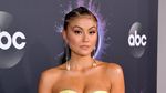 Gaya Agnez Mo di Red Carpet AMAs 2019